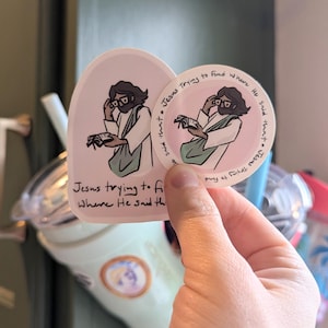 Pegatina de Jesús, Jesús tratando de encontrar dónde dijo eso, humor cristiano, pegatina cristiana, conferencia general