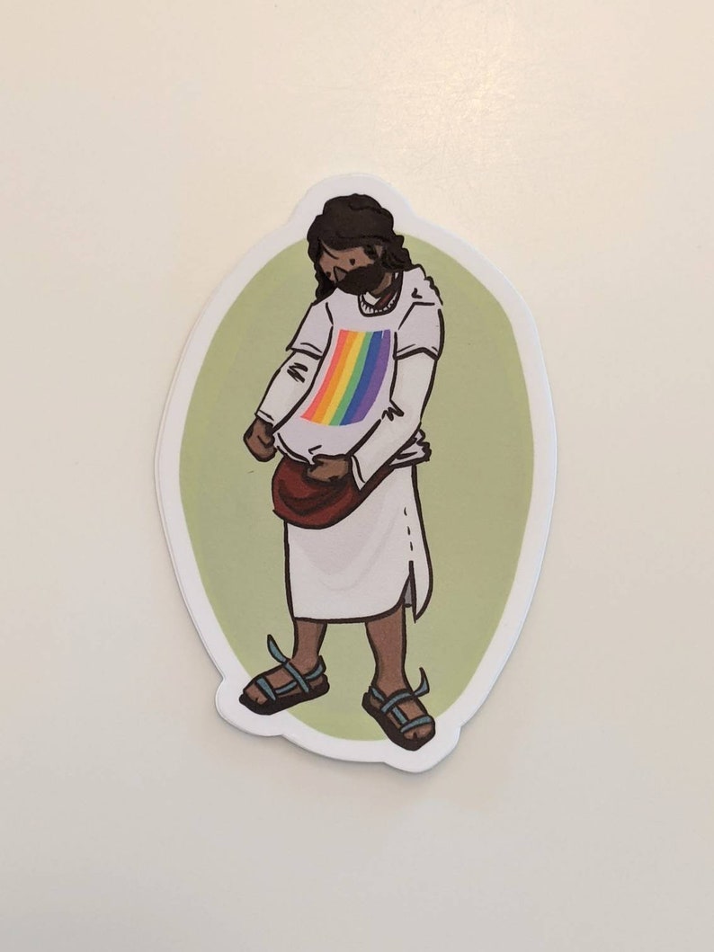 Puede incluir: Una ilustraci&oacute;n de dibujos animados de una persona que lleva una t&uacute;nica blanca y sandalias, con una camiseta arco&iacute;ris debajo. La persona est&aacute; de pie sobre un fondo verde.