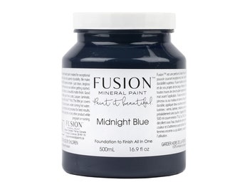 Può includere: Un barattolo da 500 ml di Fusion Mineral Paint in blu notte. Il barattolo è etichettato "Foundation to Finish All In One".