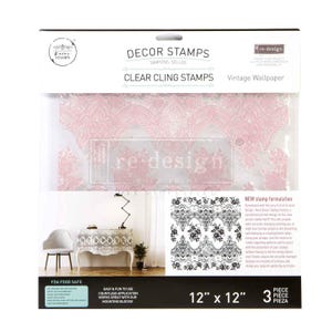 Op de afbeelding: Een verpakking met transparante decorstempels genaamd Vintage Wallpaper van Re-Design with Prima. De set bevat drie vellen van 30,48 cm bij 30,48 cm met ingewikkelde bloemen- en kantpatronen in roze en zwart voor diverse knutselprojecten.