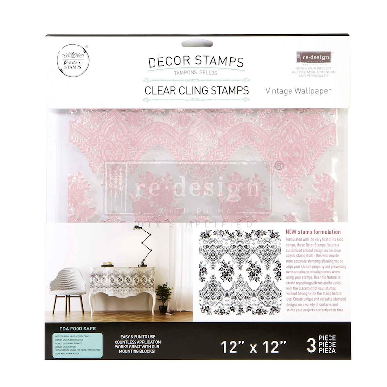 Op de afbeelding: Een verpakking met transparante decorstempels genaamd Vintage Wallpaper van Re-Design with Prima. De set bevat drie vellen van 30,48 cm bij 30,48 cm met ingewikkelde bloemen- en kantpatronen in roze en zwart voor diverse knutselprojecten.