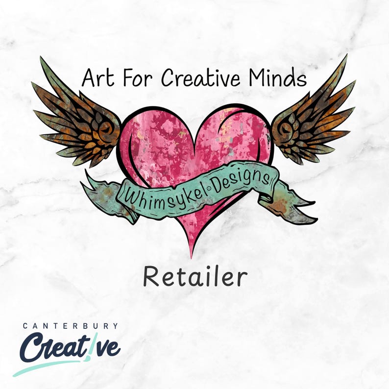 以下が含まれることがあります： 「Whimsykel Designs」と書かれたさび付いたバナーと、「Art For Creative Minds」と「Retailer」のテキストが書かれた、翼のついたピンクのハート。