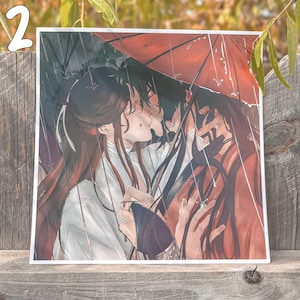 Pu&ograve; includere: Un'illustrazione digitale di due persone sotto un ombrello rosso sotto la pioggia. Si abbracciano e si guardano. L'immagine &egrave; in uno stile morbido e romantico.