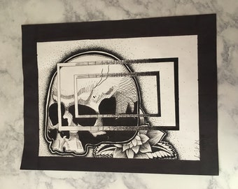 Puede incluir: Dibujo en tinta negra y blanca de una calavera con patrones geométricos y una flor. La calavera está parcialmente oscurecida por tres marcos rectangulares superpuestos.