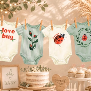 Puede incluir: Cuatro bodies de bebé colgados en un tendedero, con ilustraciones de mariquitas y el texto love bug. Los bodies son de color crema y verde salvia con patrones de rayas y flores. Debajo hay un pastel, cupcakes y letreros que dicen oh baby y sweet baby.