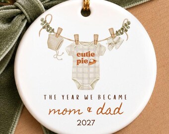 Cutie Pie Mom & Dad Personalized Ornament, New Parents Gift, First Time Parents Keepsake, Fall Baby Gift for Pie Theme Baby Shower Gift Idea