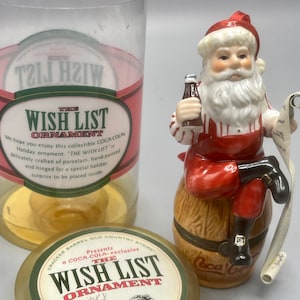 Cracker Fass Old Country Store Coca-Cola Santa Ornament.  "Die Wunschliste" Ornament.