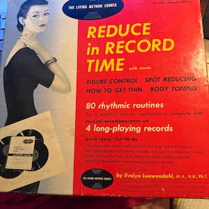 Może przedstawiać: Vintage program odchudzania zatytułowany "Reduce in Record Time" ze zdjęciem kobiety. Okładka jest czerwono-biała z żółtym tekstem. Zawiera 4 płyty długogrające i 80 rytmicznych ćwiczeń. Program obiecuje kontrolę sylwetki i tonowanie ciała.