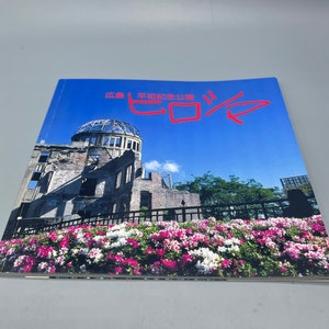 Wunderschöner Hiroshima Peace Memorial Park Ratgeber.  Auf Japanisch und Englisch nebeneinander geschrieben.