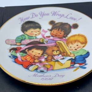How do you Wrap love - Avon Mother’s Day 1992 collectors plate.  5 inches in diameter.