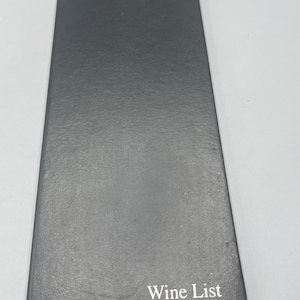 Titulares de la exposición de la carta de vinos.  Incluya inserciones de Yardz Bar and Grill que se encuentra en Enola, PA, frente al patio de trenes de Enola.