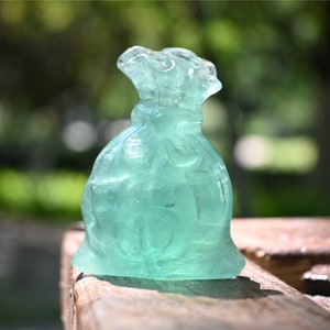 Borsa per soldi in fluorite verde intagliata naturale da 2,2 '', teschio di cristallo, fonti di fondi, regalo di festa, bacchetta magica di cristallo, ornamento di cristallo, guarigione di cristalli 1 pezzo
