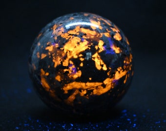 Halloween！ Boule de Yooperlite naturelle de 60 mm + ， Sphère de cristal ， Boule de cristal de quartz ， Décor de cristal ， Boule de Yooperlite ， Cadeau de boule de cristal de guérison de cristal