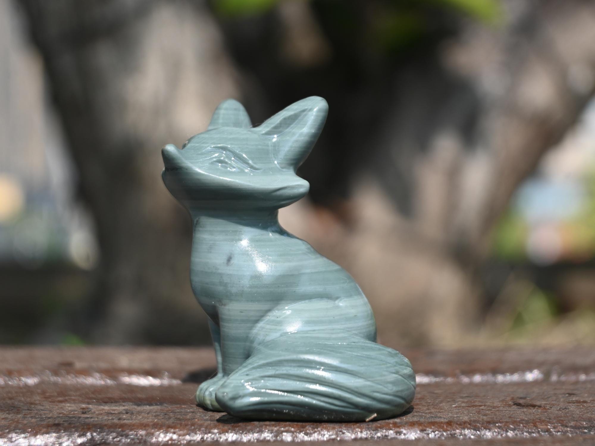 手彫りのドゥシャン翡翠キツネの置物 - クリスタルヒーリングギフト