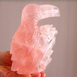 1.06kg Natural Carved Rose quartz Bird，Quartz crystal，Crystal Bird，Crystal skull ，Home decor，Crystal gift，Carved skull，Reiki healing ZW-119
