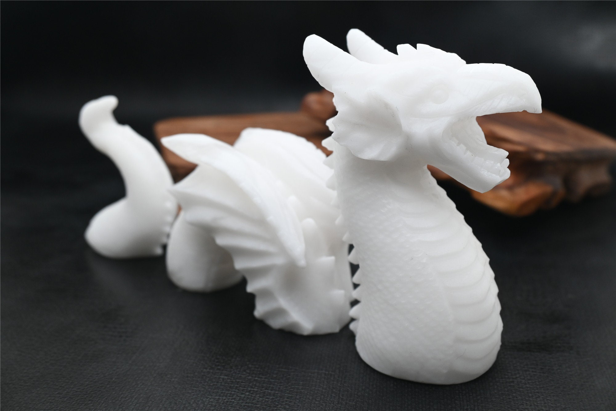 6インチの白い翡翠のドラゴン、天然の手彫りのクリスタルドラゴン