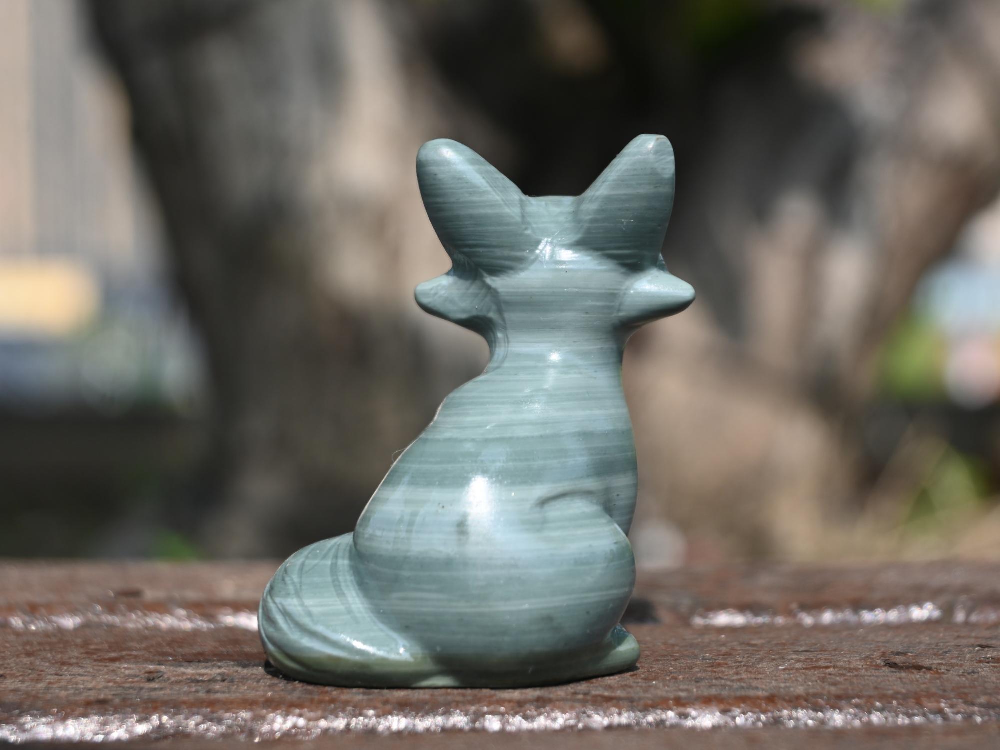 手彫りのドゥシャン翡翠キツネの置物 - クリスタルヒーリングギフト