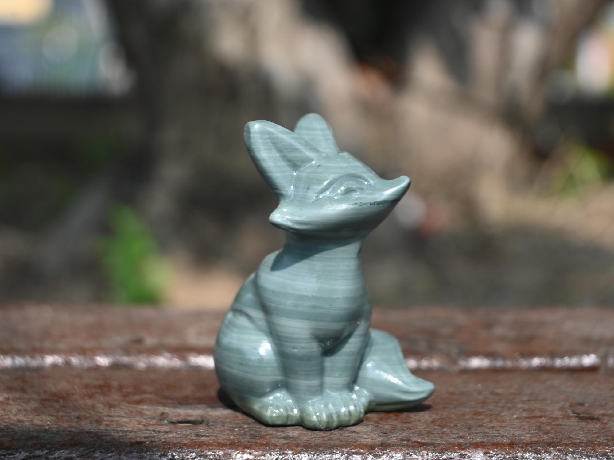 天然翡翠彫刻工芸品　置物 手彫りのドゥシャン翡翠キツネの置物 - クリスタルヒーリングギフト