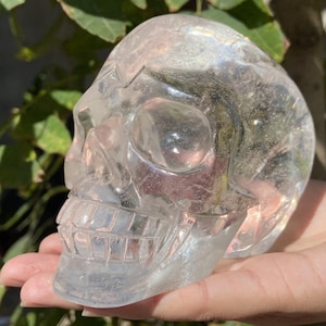 Hand carved synthetic quartz White smelting skull，Crystal skull，Quartz crystal，Divination crystal，Energy gathering，healing skull