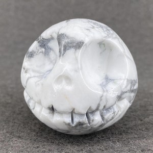 2&#39;&#39; Natural Hand carved Howlite Jack skull，Crystal Demon，Halloween gift，Skull carved，Quartz Crystal，Crystal ornament，Crystal Healing