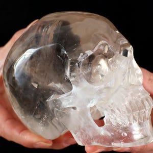 1.55kg Natural Carved Clear quartz Skull，Quartz crystal，Crystal skull ，Home decor，Crystal gift，Carved skull，Crystal healing ZW-111