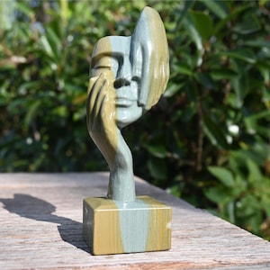 5.6&#39;&#39; Natural Alashan agate statue，Carved statue ,Crystal Carving，Crystal Hand+skull，Crystal Figurine,Reiki Healing,Crystal gift，Home decor