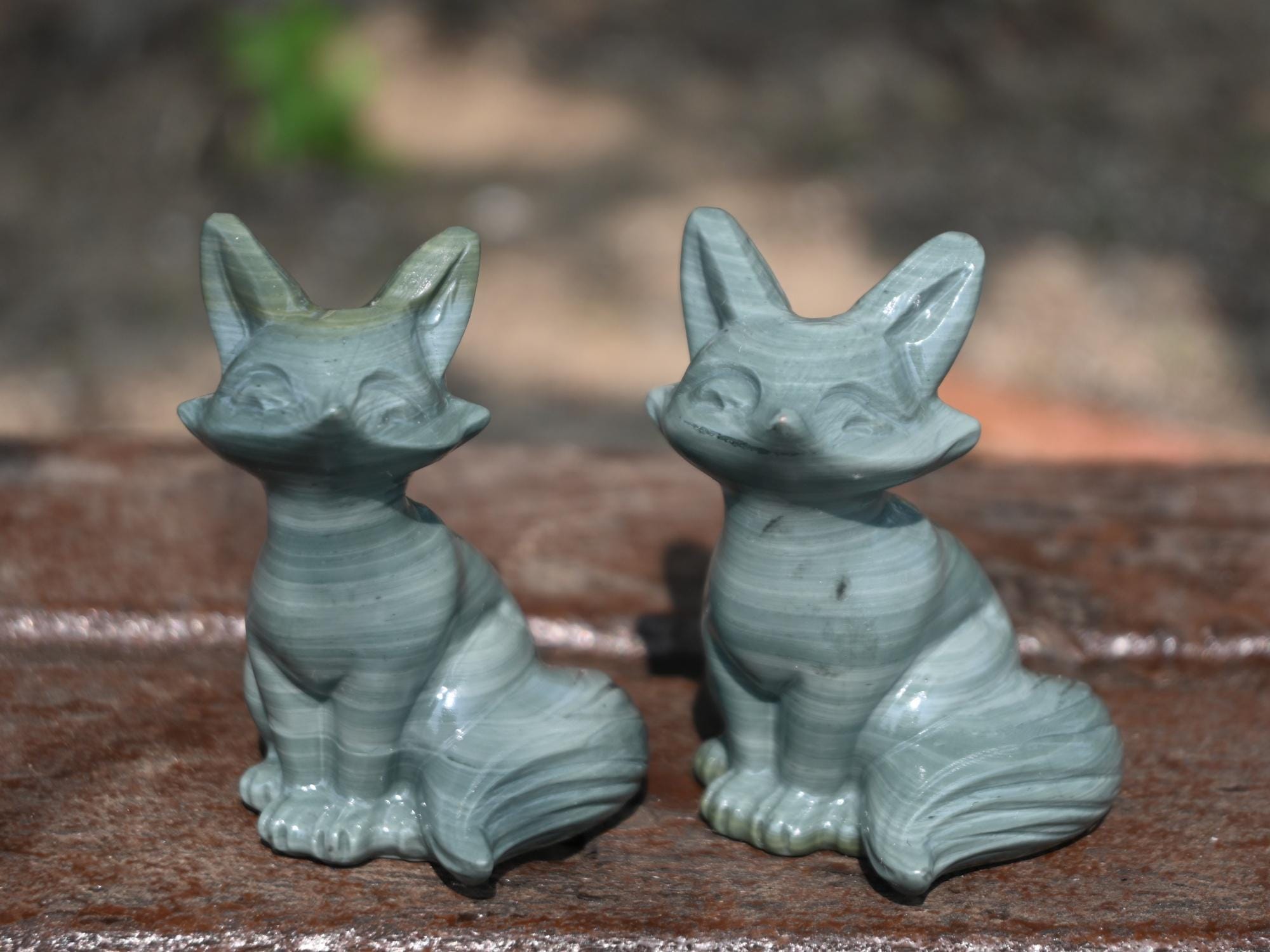 手彫りのドゥシャン翡翠キツネの置物 - クリスタルヒーリングギフト