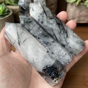 10 cm+ Natürlicher Turmalinquarz Obelisk Kristall Kristallspitze，Halloween Geschenk，Heilstein 1PC