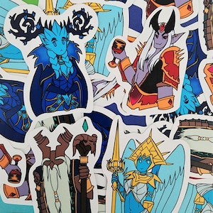 Può includere: Una collezione di adesivi colorati con vari personaggi fantastici. Gli adesivi sono stampati su carta bianca e presentano una varietà di disegni, tra cui un personaggio con la pelle blu e corna, un personaggio con la pelle rossa e corna, un personaggio con la pelle blu e ali e un personaggio con la pelle marrone e barba.