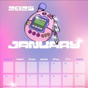 Puede incluir: Un juguete digital rosa y morado en forma de mascota con una pantalla y botones. El juguete está colgado de una cadena de cuentas con un dije de estrella. La imagen es un calendario para enero de 2025.
