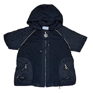 Può includere: Giacca nera a maniche corte con cappuccio, chiusura con cerniera e logo dorato sul davanti. La giacca ha due tasche sul davanti e un cordoncino in vita.