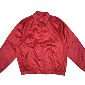 Peut inclure: Une veste l&eacute;g&egrave;re rouge avec une fermeture &eacute;clair et un col montant.