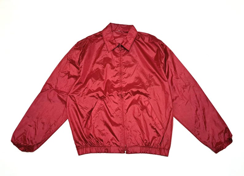 Peut inclure: Une veste l&eacute;g&egrave;re rouge avec une fermeture &eacute;clair et un col montant.