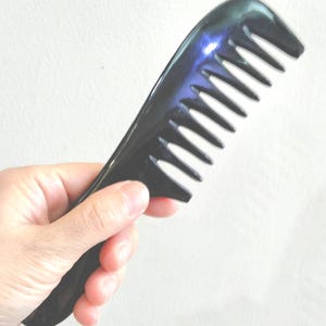 Natürlicher breiter gezahnter Hornkamm, antistatischer schwarzer Büffelhornkamm, gewellter Haarkamm, Massagehornkamm