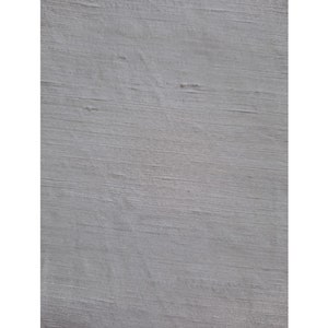 Pu&ograve; includere: Primo piano di un tessuto bianco con una sottile trama tessuta. Il tessuto ha una sensazione liscia e setosa e un leggero bagliore iridescente.