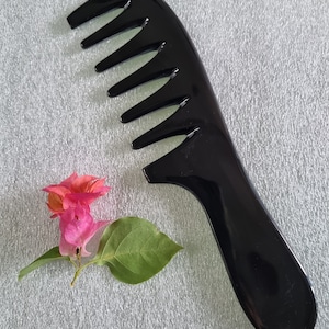 Natürlicher Hornkamm für lockiges und dickes Haar, extra breiter Zahnkamm, antistatischer Büffelhornkamm, Hornhaarkamm, Massagehornkamm