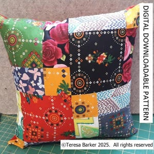 Op de afbeelding: Een patchwork kussen met een verscheidenheid aan kleurrijke stoffen vierkanten. Het kussen heeft bloemen-, geometrische en vlinderpatronen in tinten rood, groen, geel en blauw. De tekst "DIGITAL DOWNLOADABLE PATTERN" is zichtbaar aan de zijkant.