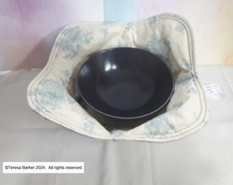 Bowl holder that is ideal for using in a microwave.  No need for anymore burnt figures.  Made from 100% cotton fabric. Fully reversable.