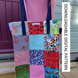 Puede incluir: Un bolso tote patchwork con correas azul marino. El bolso presenta una variedad de cuadrados de tela con diseños florales, a rayas y estampados. El texto "DOWNLOADABLE DIGITAL PATTERN" es visible en el lateral.
