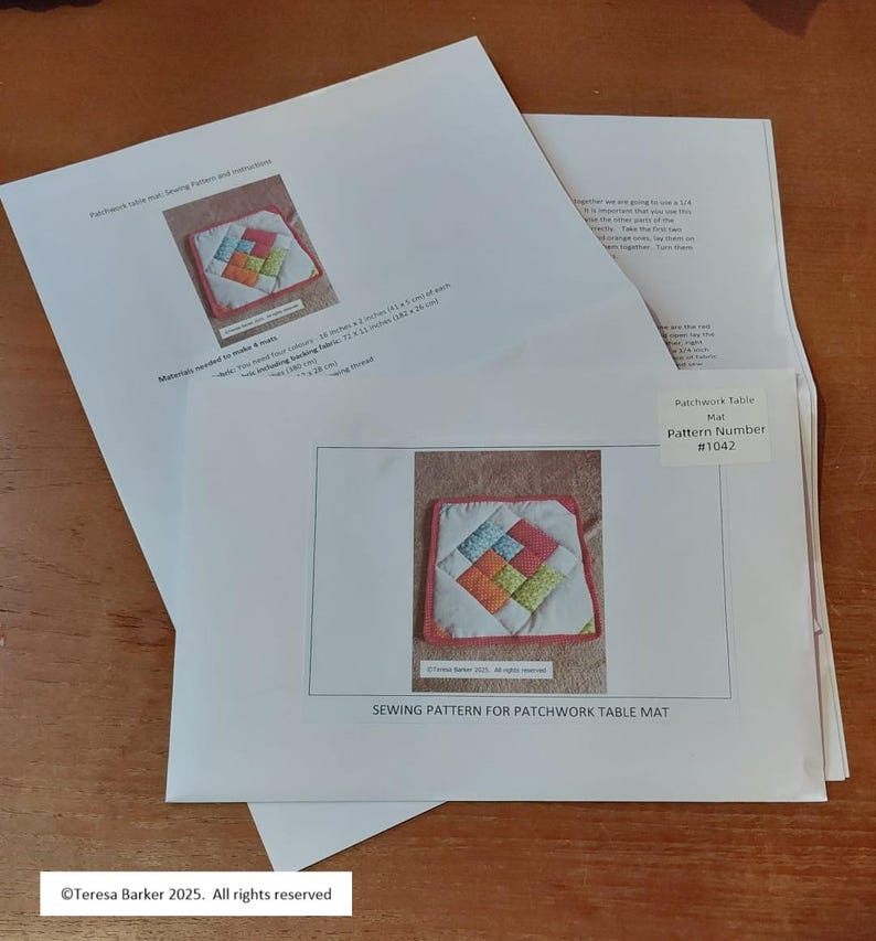 Może przedstawiać: Wz&oacute;r szycia na podkładkę patchworkową. Wz&oacute;r zawiera kolorowy obraz gotowego produktu, kwadratową podkładkę z kolorowym geometrycznym wzorem. Wz&oacute;r jest oznaczony tekstem "Patchwork Table Mat Pattern Number #1042".