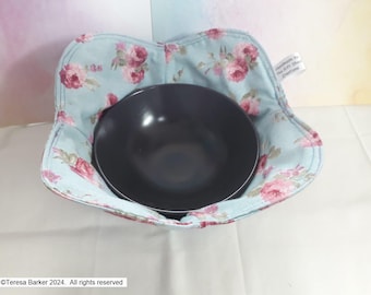 Bowl holder that is ideal for using in a microwave.  No need for anymore burnt figures.  Made from 100% cotton fabric. Fully reversable.