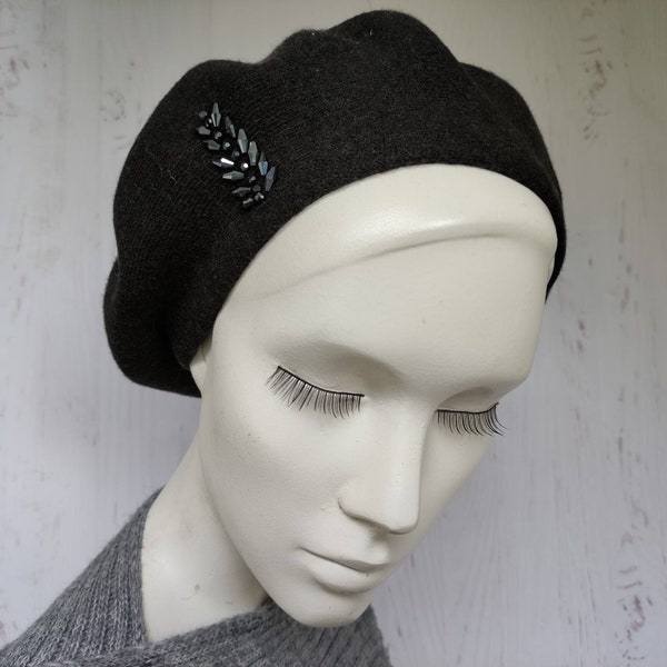 Béret en laine noire élégant avec décor de perles Béret en tricot double pour femmes Béret chaud et ample pour filles et femmes Chapeau en tricot de laine Taille unique