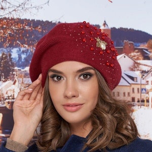 Elegante BORDEAUX strickte Baskenmütze mit Brosche BIG BEE und Perle Perlen Wunderschönes Weihnachtsgeschenk für sie Bordeaux Warme Mütze für Frauen Einheitsgröße