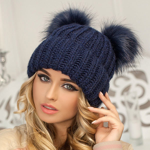 Bonnet BLEU Chapeau pompon en fourrure Deux pom poms Femmes bonnet tricoté Chapeau chaud et confortable pour fille Chapeau adolescent Chapeau en tricot de laine