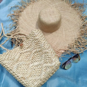 Long fringed Wide brimmed straw hat FRINGE Raffia hat for Beach Holiday Summer parties Elegant wide brim straw hat