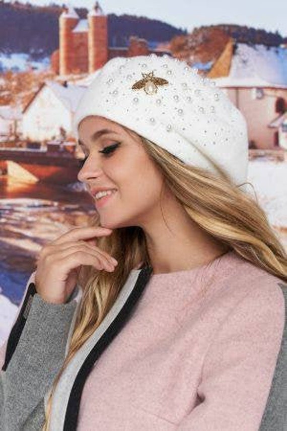 New Elegant WHITE Knit Beret With Brooch BIG BEE and Pearl  display picture 3
