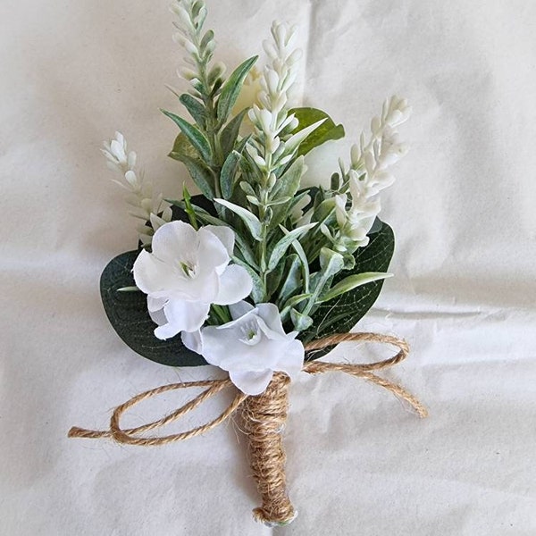 Ojal artificial Verde eucalipto séptimo cielo y lavanda blanca. Rústico. Flores de boda clásicas. Flor en el ojal