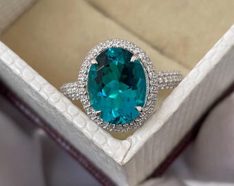 Anillo de compromiso vintage de oro de 14 k con halo de turmalina ovalada de Paraíba