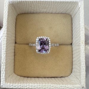 Anillo de alejandrita, regalo para mujer, anillo con halo, piedra de nacimiento de junio, talla cojín, anillo de compromiso y declaración, anillo de plata de ley, anillo de novia