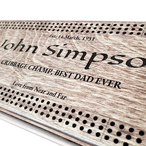 15-Zoll-rechteckiges Cribbage-Brett mit individueller Gravur + Premium-Metallstiften und einem Deck auscycle Spielkarten